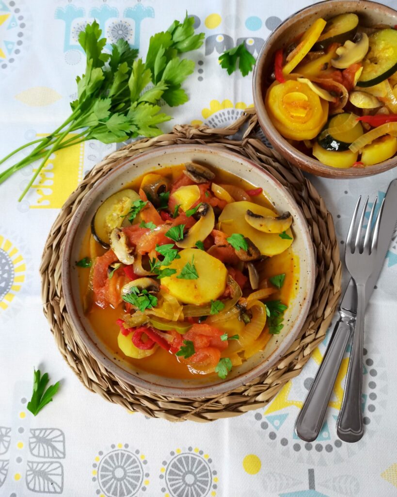 receita vegana de caldeirada de legumes e cogumelos.